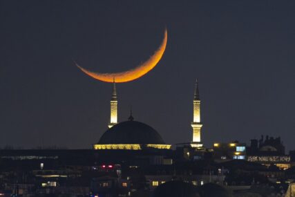 Pogledajte magičan prizor polumjeseca iznad Istanbula (FOTO)