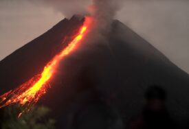 Vulkan Merapi u Indoneziji nastavlja izbacivati lavu (FOTO)