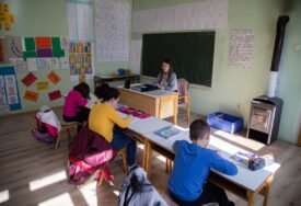 Tri učenika na nastavi u mjestu Idbar kod Konjica: Dokaz da se može bez interneta i društvenih mreža
