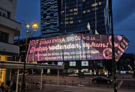 Romantična poruka na displeju u centru Sarajeva