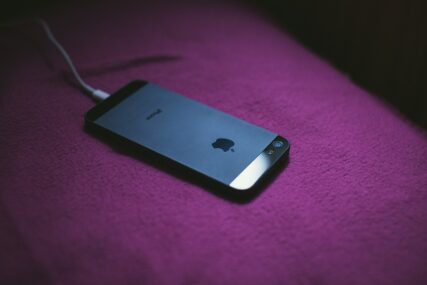 MNOGI KORISNICI SMATRAJU DA SU PREVARENI: Zašto se iPhone telefoni pune sporo?