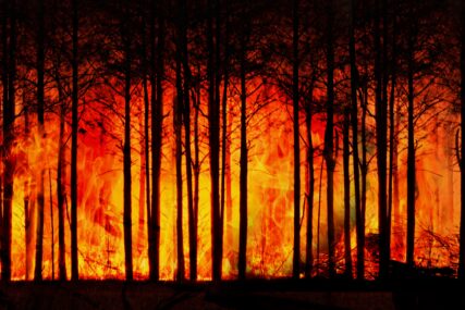 Povećana opasnost od požara: Izbjegavajte paljenje vatre, bacanje opušaka i stakla na otvorenom
