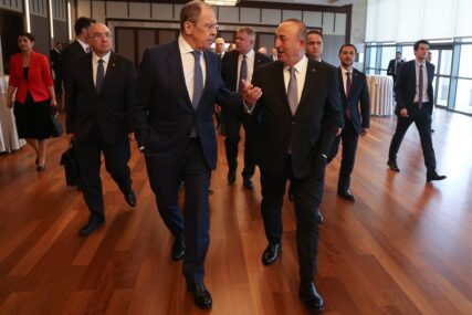 Cavusoglu i Lavrov razgovarali o Istanbulskom sporazumu