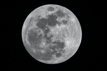 Naučnici pronašli vodu unutar staklenih perlica koje je sa Mjeseca donijela kineska letjelica