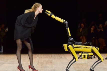 Kuda ide svijet: Psi-roboti i modeli zajedno prošetali modnom pistom u Parizu