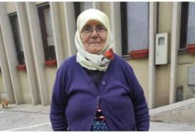 Nana oduševila sve svojim gestom: Donijela odjeću i obuća za ljude u potrebi