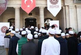 Veliki broj muslimana obilazi ogrtač poslanika Muhammeda u Istanbulu