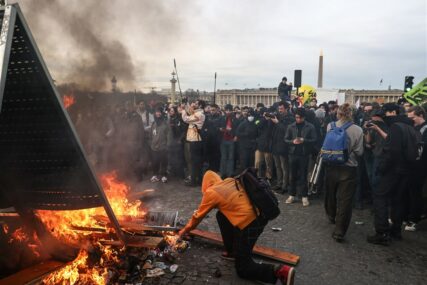 Ozbiljni neredi u Parizu zbog Macronove odluke. Stotine uhapšenih