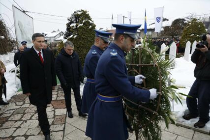 Dan nezavisnosti BiH: Pogledajte ko je položio cvijeće na Šehidskom mezarju Kovači i na Spomen-obilježju Vječna vatra