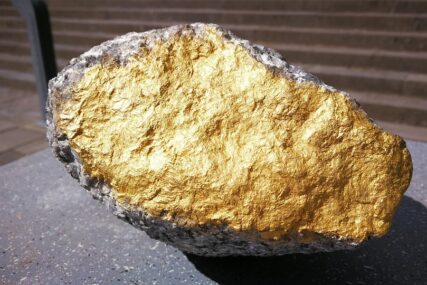 KAKAV SRETNIK... Pronašao kamen sa zlatnim grumenom od 2,6 kilograma