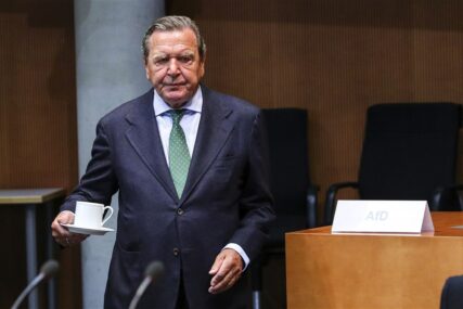 Schroederu dopušteno da ostane član Socijaldemokratske stranke