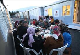 Mnoge žrtve zemljotresa u Turskoj prvi iftar dočekali u šatorskim naseljima