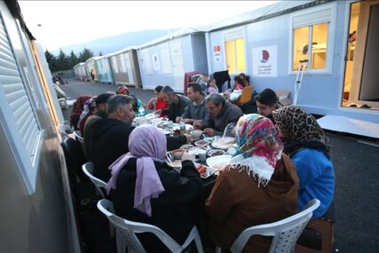 Mnoge žrtve zemljotresa u Turskoj prvi iftar dočekali u šatorskim naseljima