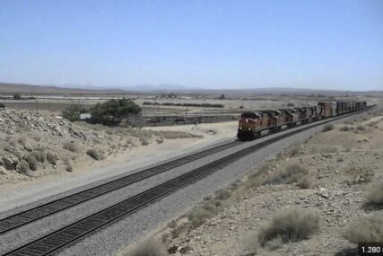 U Mohave pustinji u Arizoni iz šina iskočio voz sa opasnim materijalom