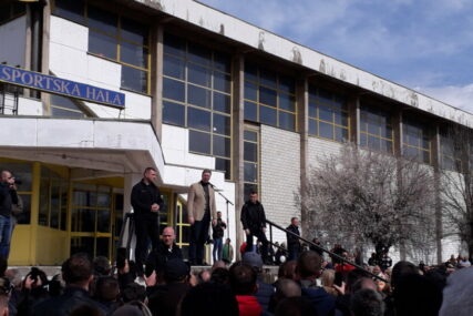 Predsjednik Srbije nije dobro čuo, a mještanina Gračanice na mitingu u Vranju upitao: Jesi gluv?