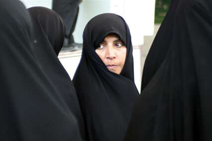 Policija u Iranu zaprijetila zatvorom za sve one koji nagovaraju druge žene da skinu hidžab