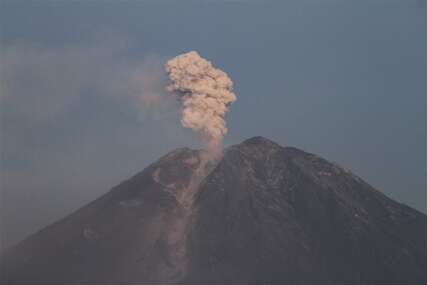 Eruptirao indonežanski vulkan Semeru, samo danas zabilježeno 16 eksplozija (VIDEO)