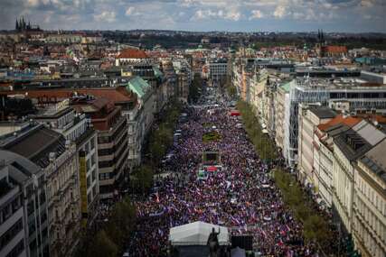 IZMEĐU ISTOKA I ZAPADA: Desetine hiljada Čeha izašlo na ulice, žele izlazak iz NATO-a