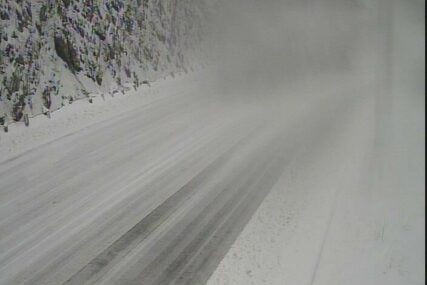 Obustavljen saobraćaj na magistralnom putu Stupari-Kladanj zbog snijega
