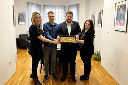 Iz Slovačke ambasade čestitali Bajram baklavom koju su sami napravili