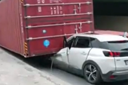 Košarkašu Efesa kontejner pao na auto, prava je sreća da je preživio