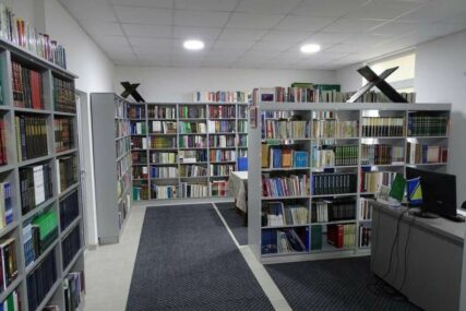 Medžlis IZ Bužim poklonio građanima biblioteku sa oko 15.000 naslova