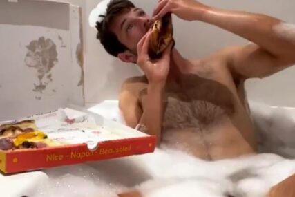 Umalo zaustavio Đokovića, pa se javio iz kade gdje je uživao uz djevojku i pizzu (VIDEO)
