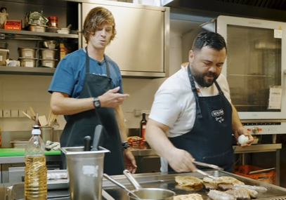 Rubljev se uhvatio roštilja: Pogledajte kako je pravio banjalučke ćevape (Video)
