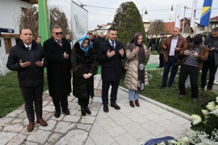 Povodom 6. aprila delegacije položile cvijeće na mezarju Kovači