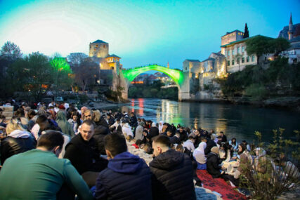 U Mostaru ispod Starog mosta iftarilo 1.300 postača
