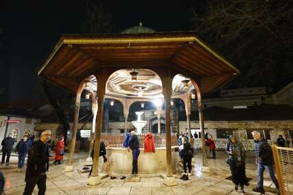 Gazi Husrev-begova džamija u Sarajevu okupila vjernike povodom mubarek noći Lejletul-kadr (FOTO)