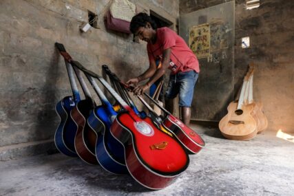 U malom indijskom selu nalazi se jedan od najvećih proizvođača gitara u Aziji (FOTO)