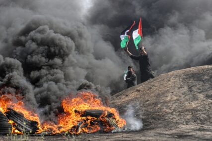 Nakon jutrošnjeg zvjerskog upadanja u Al-Aksu: Žestoki protesti Palestinaca protiv izraelske policije (FOTO)