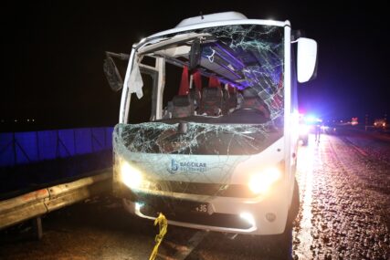 Nesreća u Turskoj: U prevrtanju putničkog autobusa poginule tri, povrijeđeno 19 osoba
