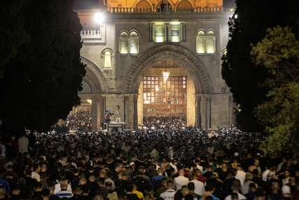 Oko 280.000 muslimana obilježilo Lejletu-l-kadr u džamiji Al-Aksa (FOTO)