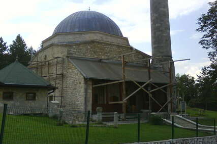 Maloljetnik pucao ispred džamije u Livnu
