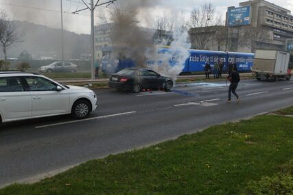 Zapalio se automobil preko puta RTV doma u Sarajevu
