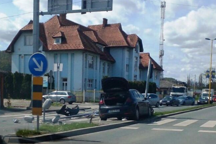 Automobil u Tuzli udario pješaka, pa oborio semafor