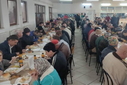 Anonimna donatorka osigurala iftar za 450 korisnika Prihvatnog centra u Klokotnici (FOTO)