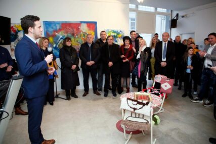 Družimo se, budimo inkluzivni: Otvorena izložba radova štićenika Zavoda Pazarić i slikara Sulejmana Haljevca