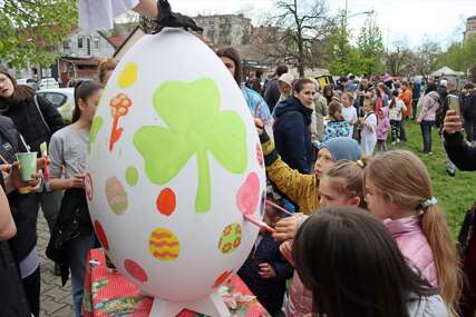 U Novom Sadu mališani ukrašavali jaje visoko metar