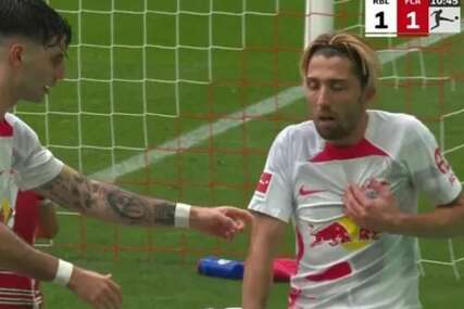 U Njemačkoj drama: Fudbaler Leipziga zabio gol, uhvatio se za prsa, a onda...