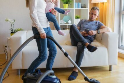 Žene sve češće zarađuju više od svojih muževa, ali se odnos u obavljanju kućnih poslova ne mijenja