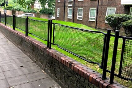SPASILE STOTINE ŽIVOTA: Ako ikad posjetite London primjetit ćete udubljene ograde, a priča o njima je nevjerovatna (VIDEO)