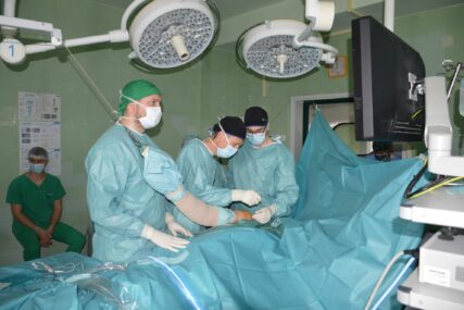 UKC Tuzla: Uz saradnju s doktorom iz Slovenije urađena tri složena artroskopska zahvata