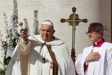 Papa Franjo predvodi uskršnju misu na Trgu svetog Petra u Rimu