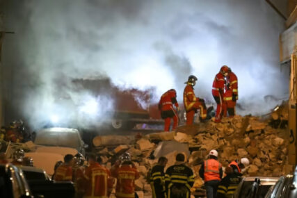 Ljudi pod ruševinama, požar ometa spašavanje