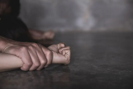 Horor: Muškarac silovao djevojčicu (9) pred njenom majkom