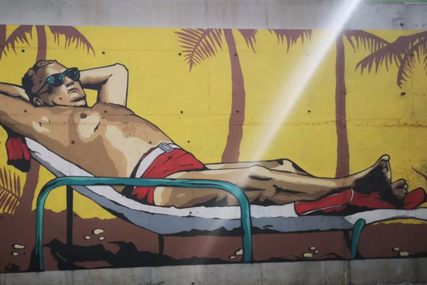 Osvanuo mural Tita kako se sunča pod palmama