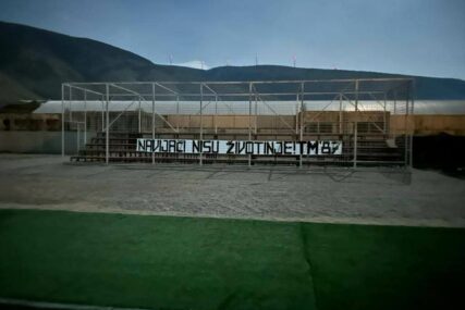Strašan mangupluk navijača Željezničara: Ušli na stadion Rođeni i postavili transparent na kavezu za gostujuće navijače